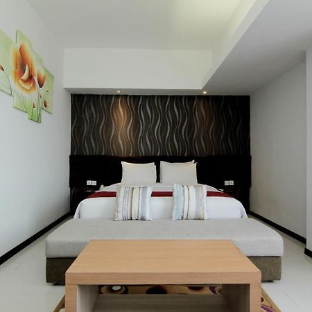 The Sun Hotel Madiun Buitenkant foto