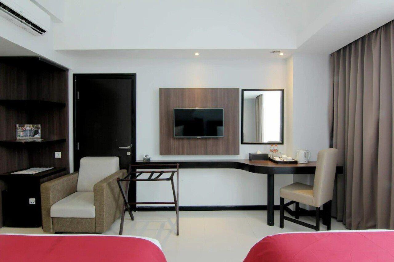 The Sun Hotel Madiun Buitenkant foto