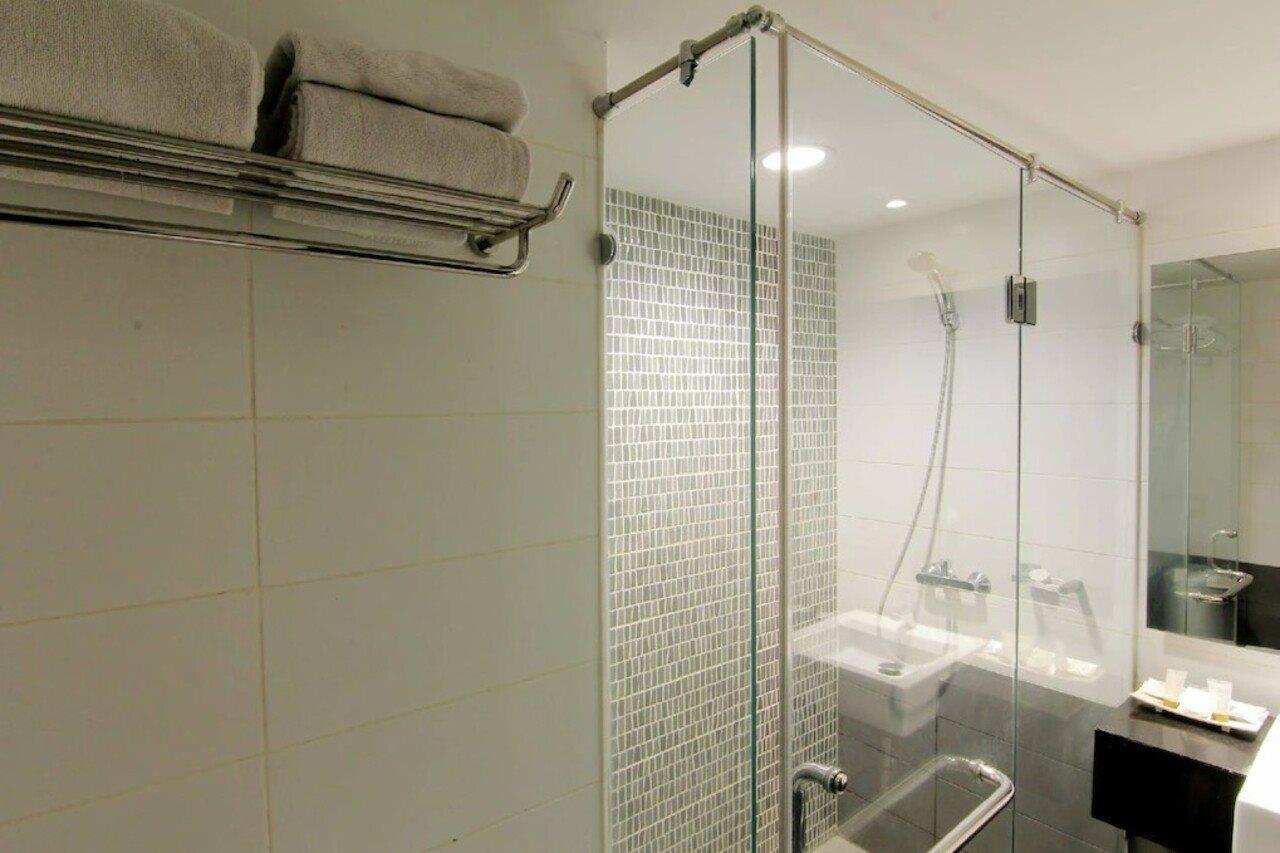 The Sun Hotel Madiun Buitenkant foto