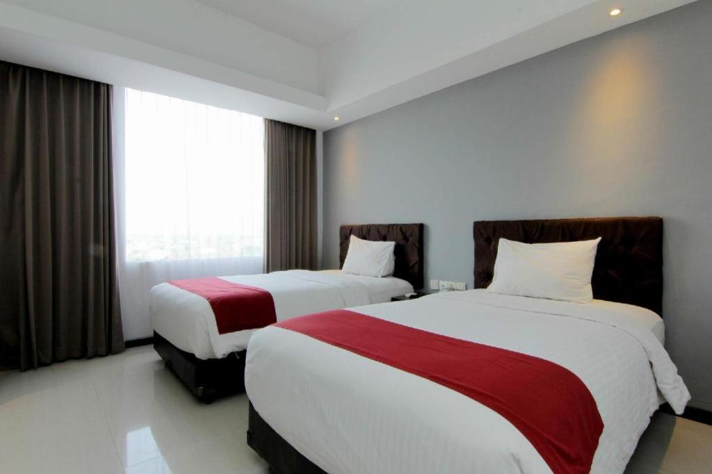 The Sun Hotel Madiun Buitenkant foto