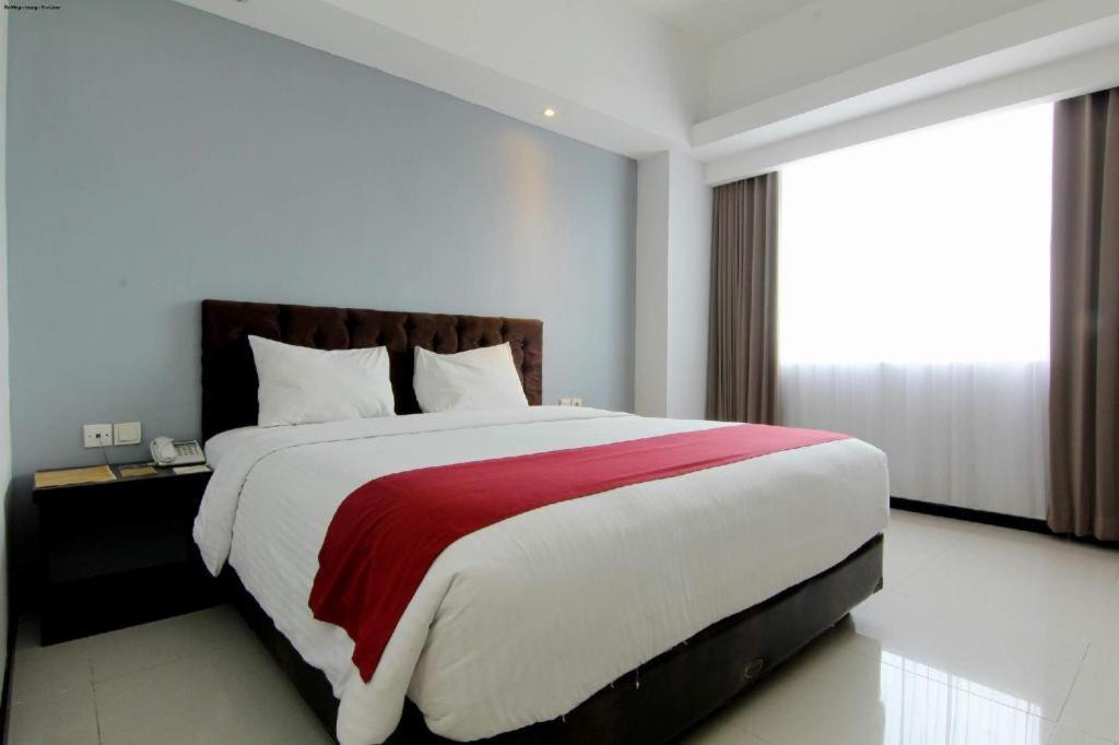 The Sun Hotel Madiun Buitenkant foto
