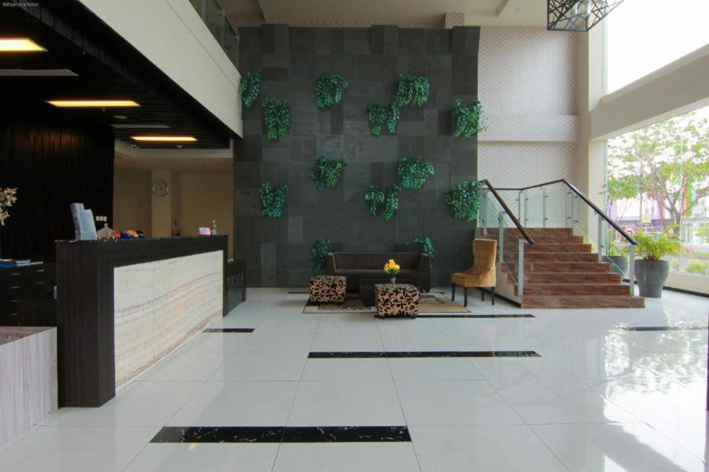 The Sun Hotel Madiun Buitenkant foto