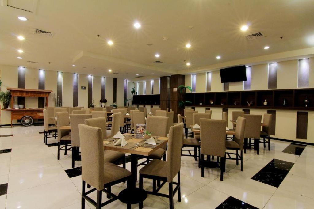 The Sun Hotel Madiun Buitenkant foto