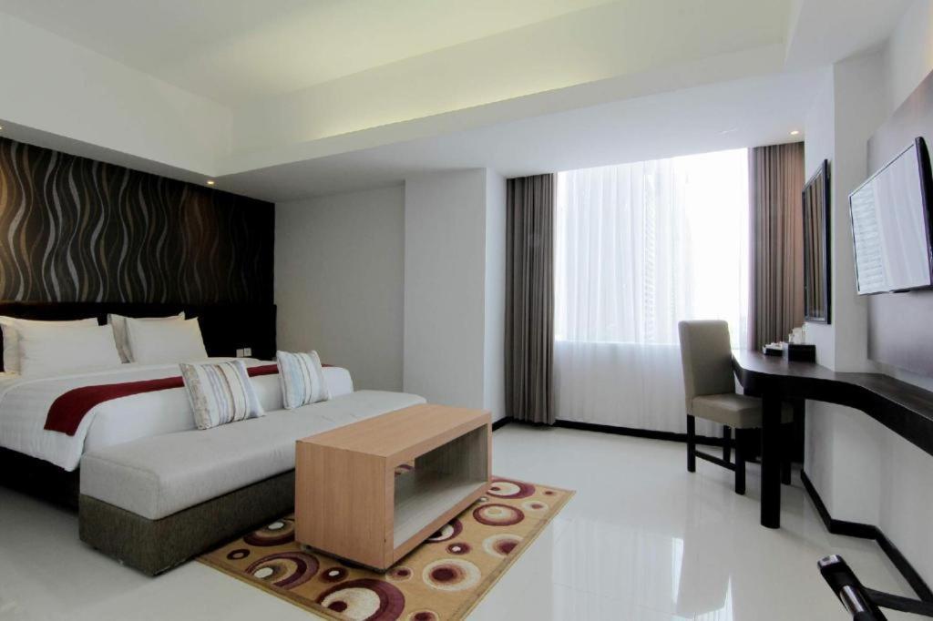 The Sun Hotel Madiun Buitenkant foto
