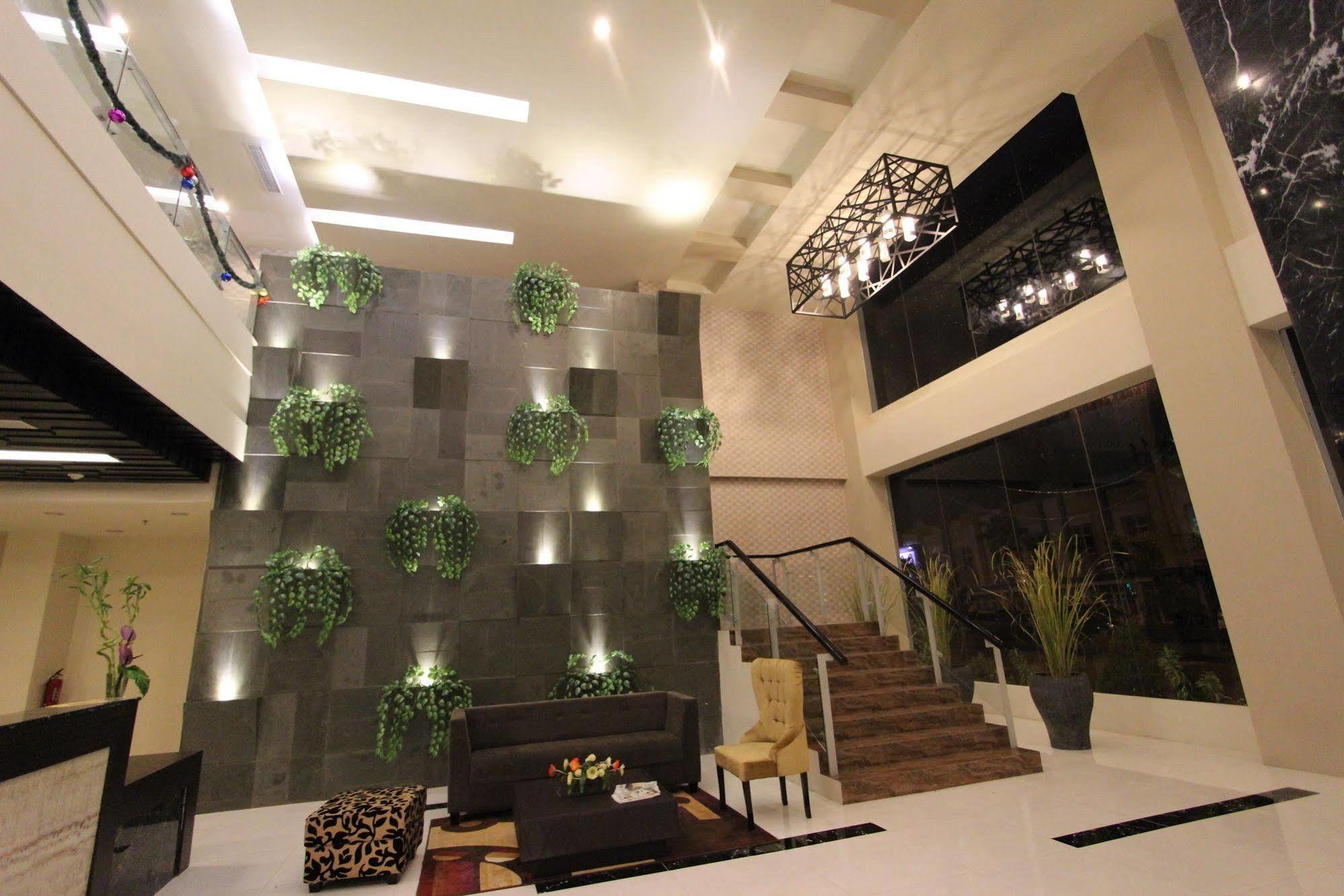 The Sun Hotel Madiun Buitenkant foto