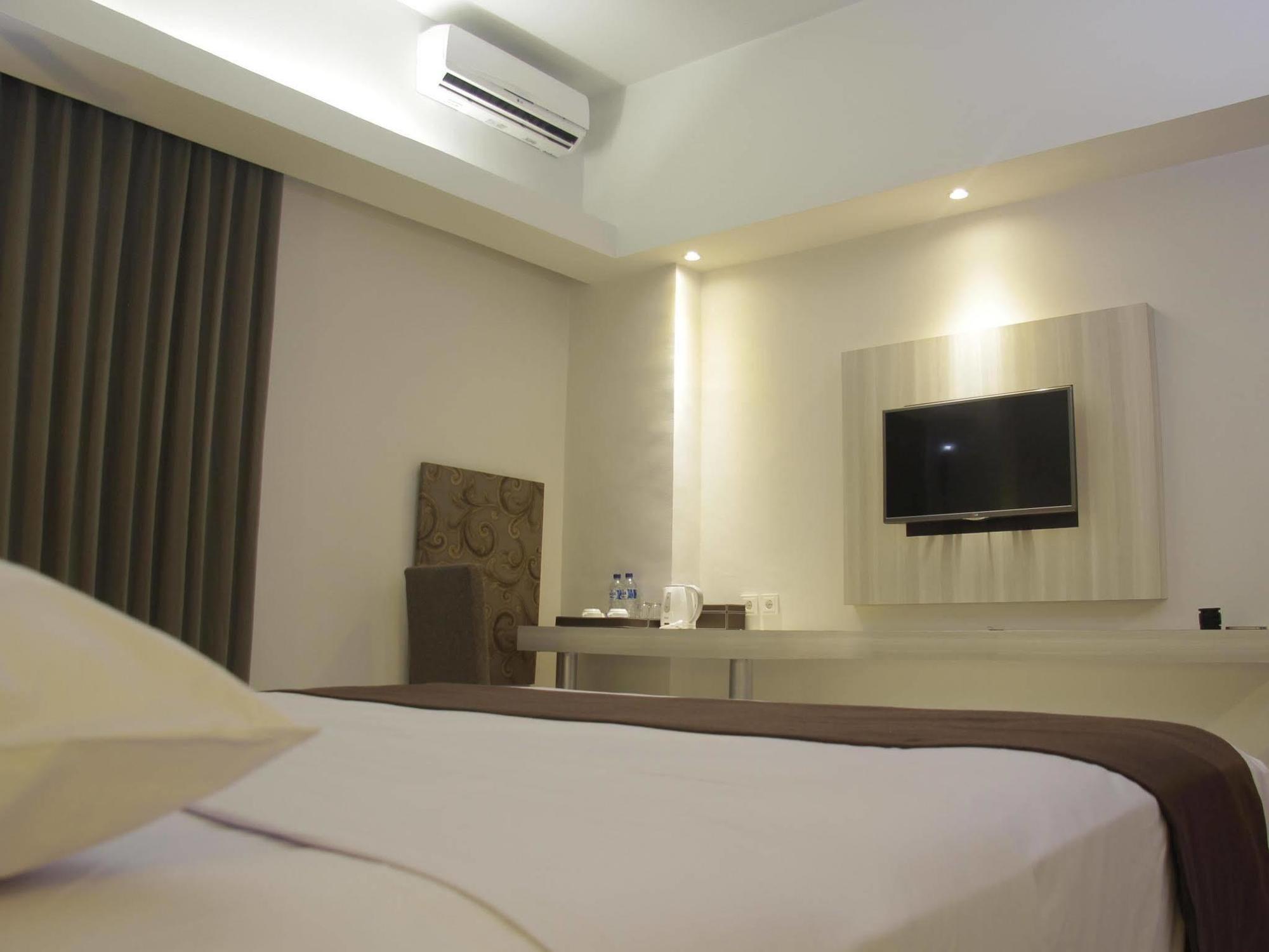 The Sun Hotel Madiun Buitenkant foto