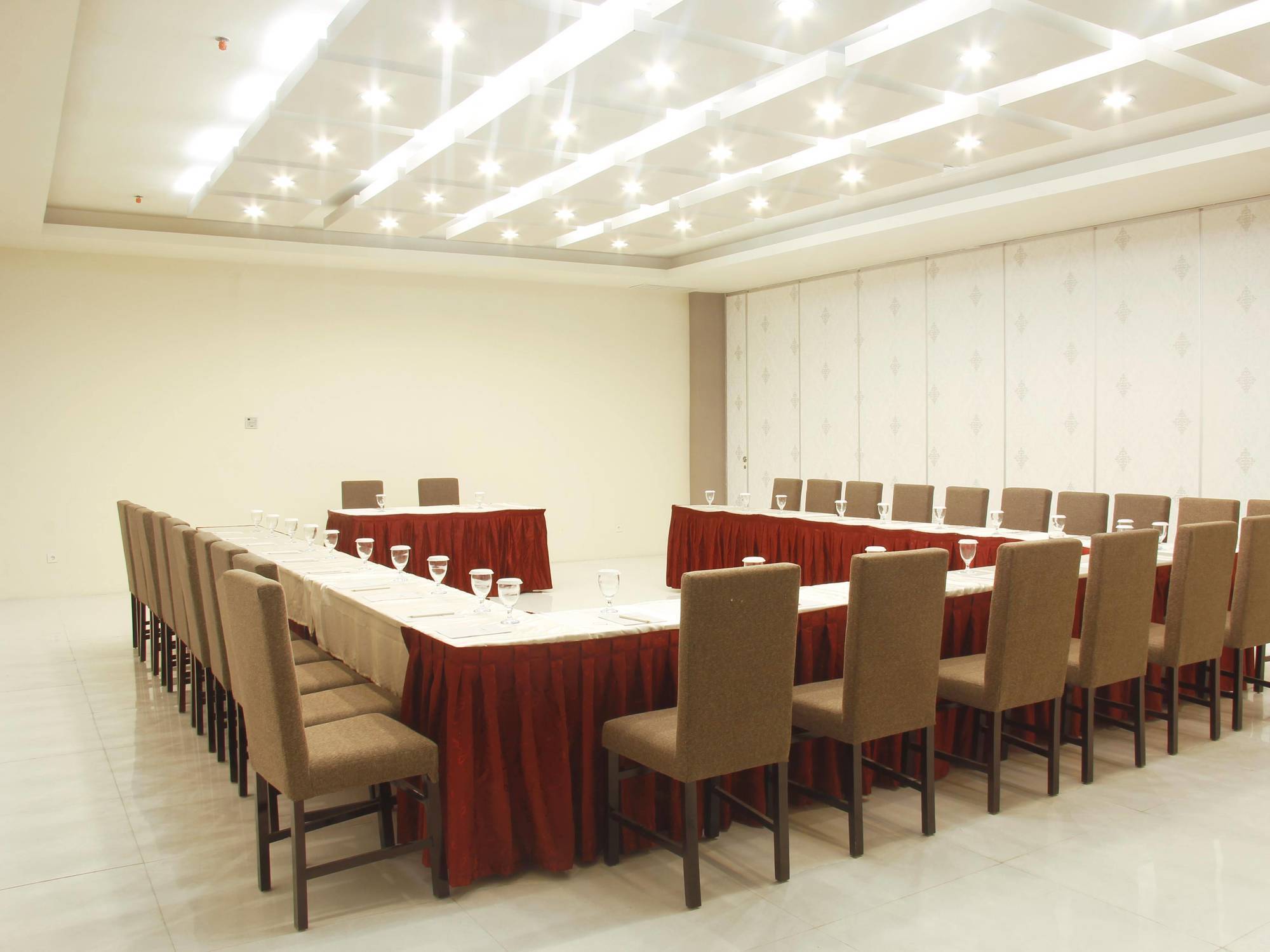 The Sun Hotel Madiun Buitenkant foto