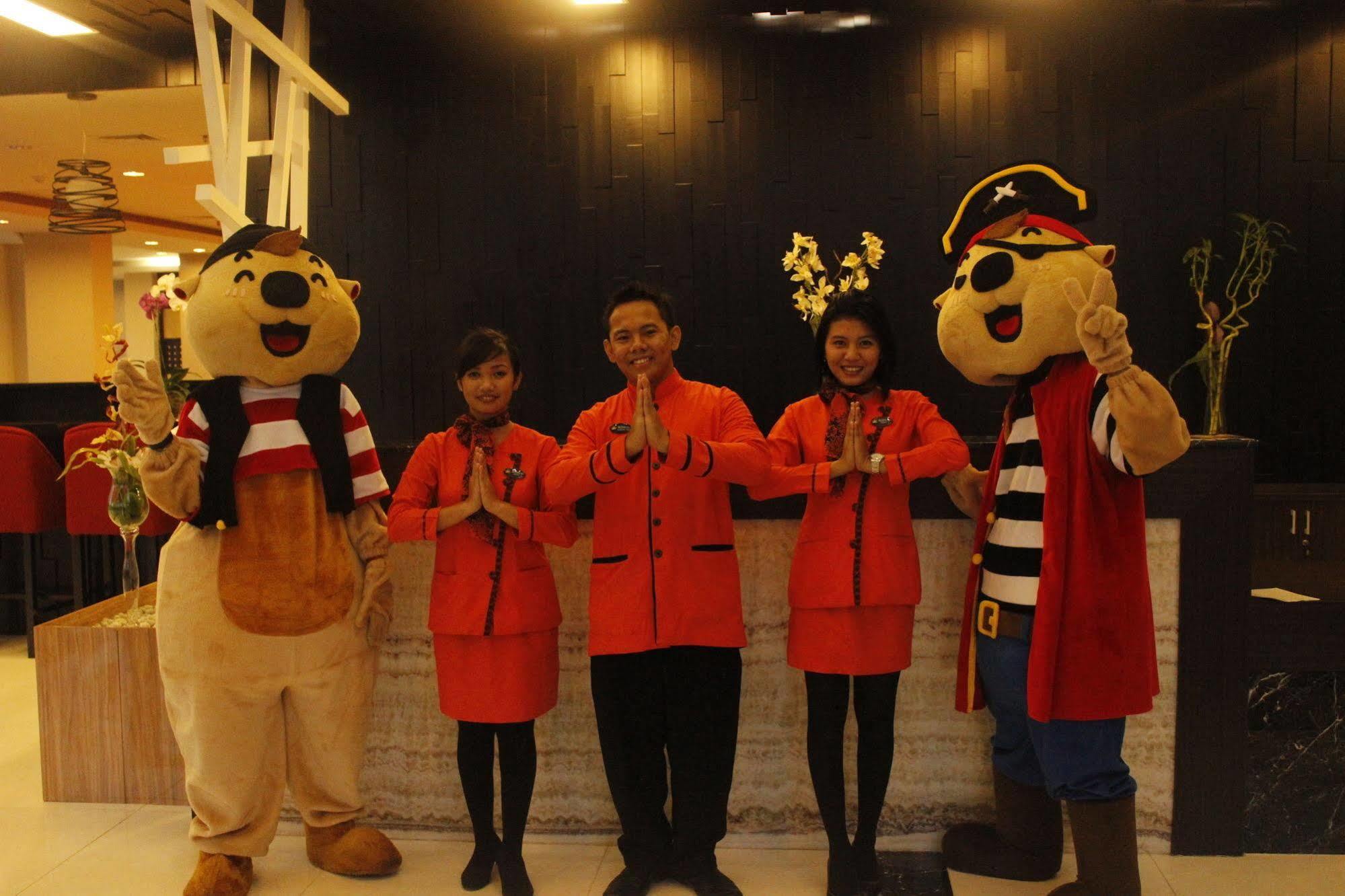 The Sun Hotel Madiun Buitenkant foto