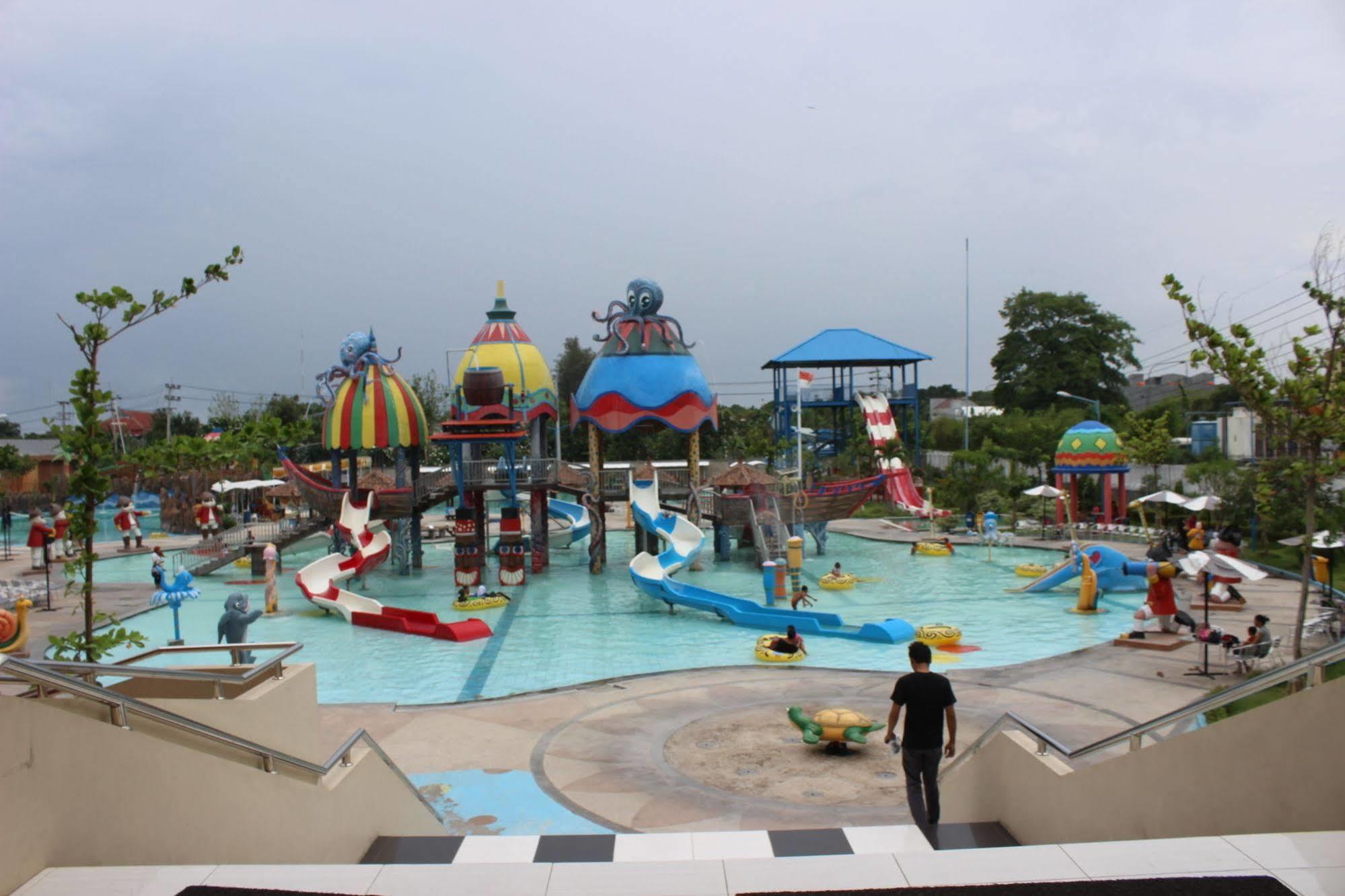The Sun Hotel Madiun Buitenkant foto