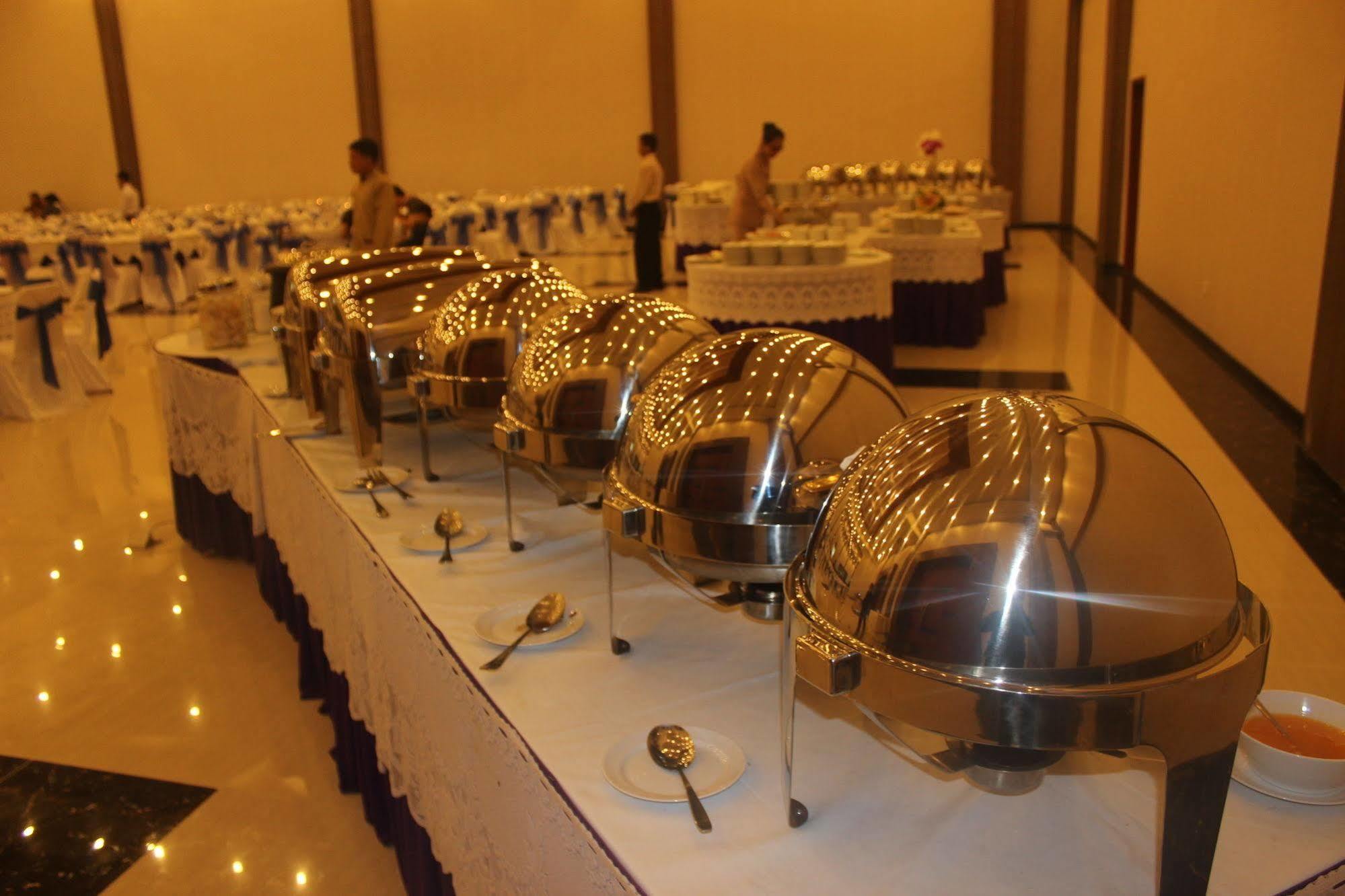 The Sun Hotel Madiun Buitenkant foto