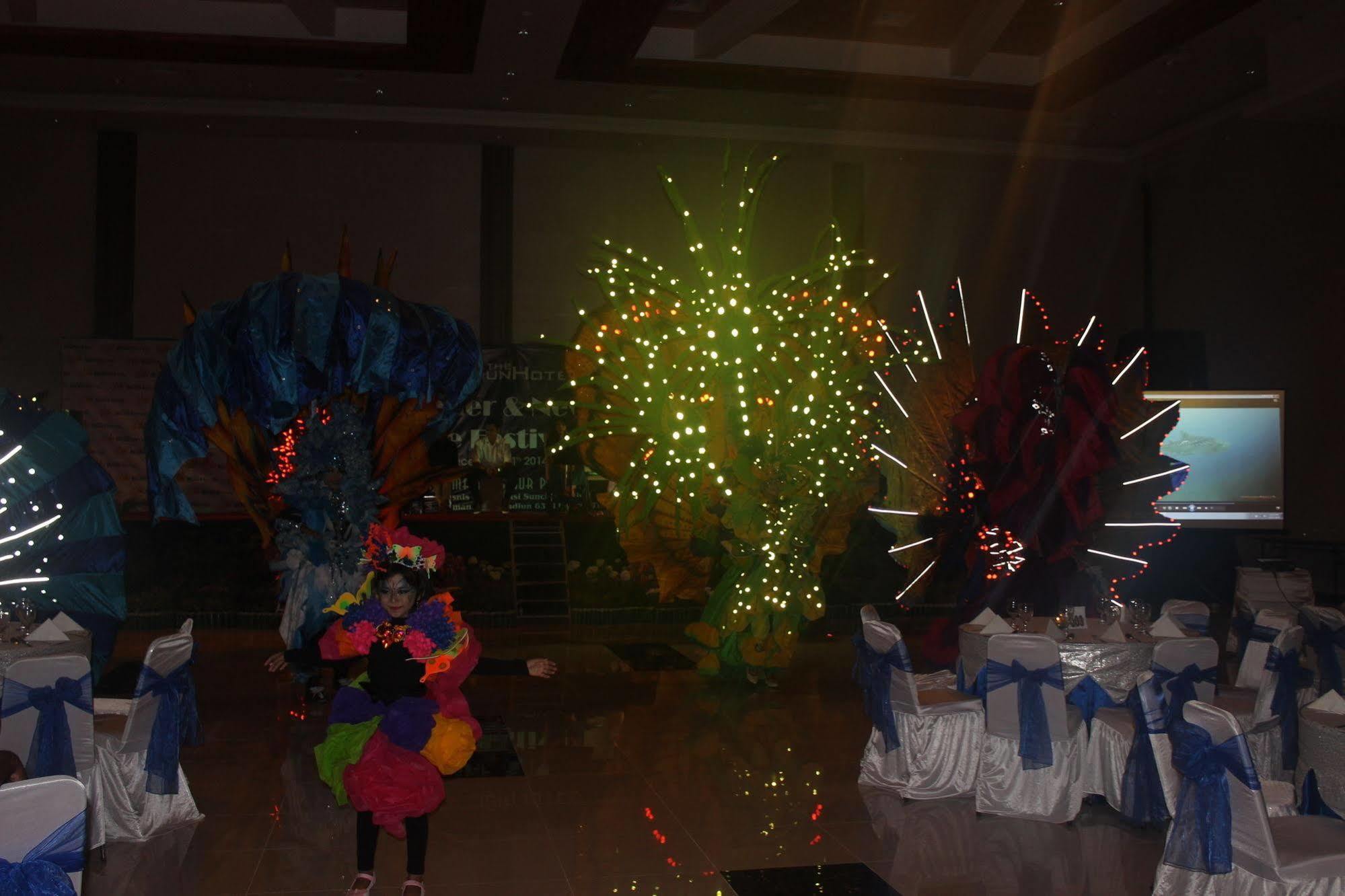 The Sun Hotel Madiun Buitenkant foto