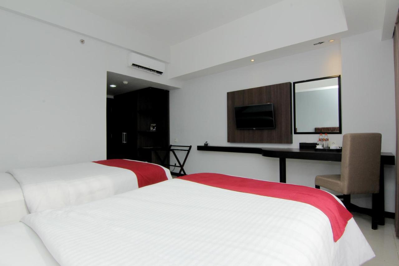 The Sun Hotel Madiun Buitenkant foto