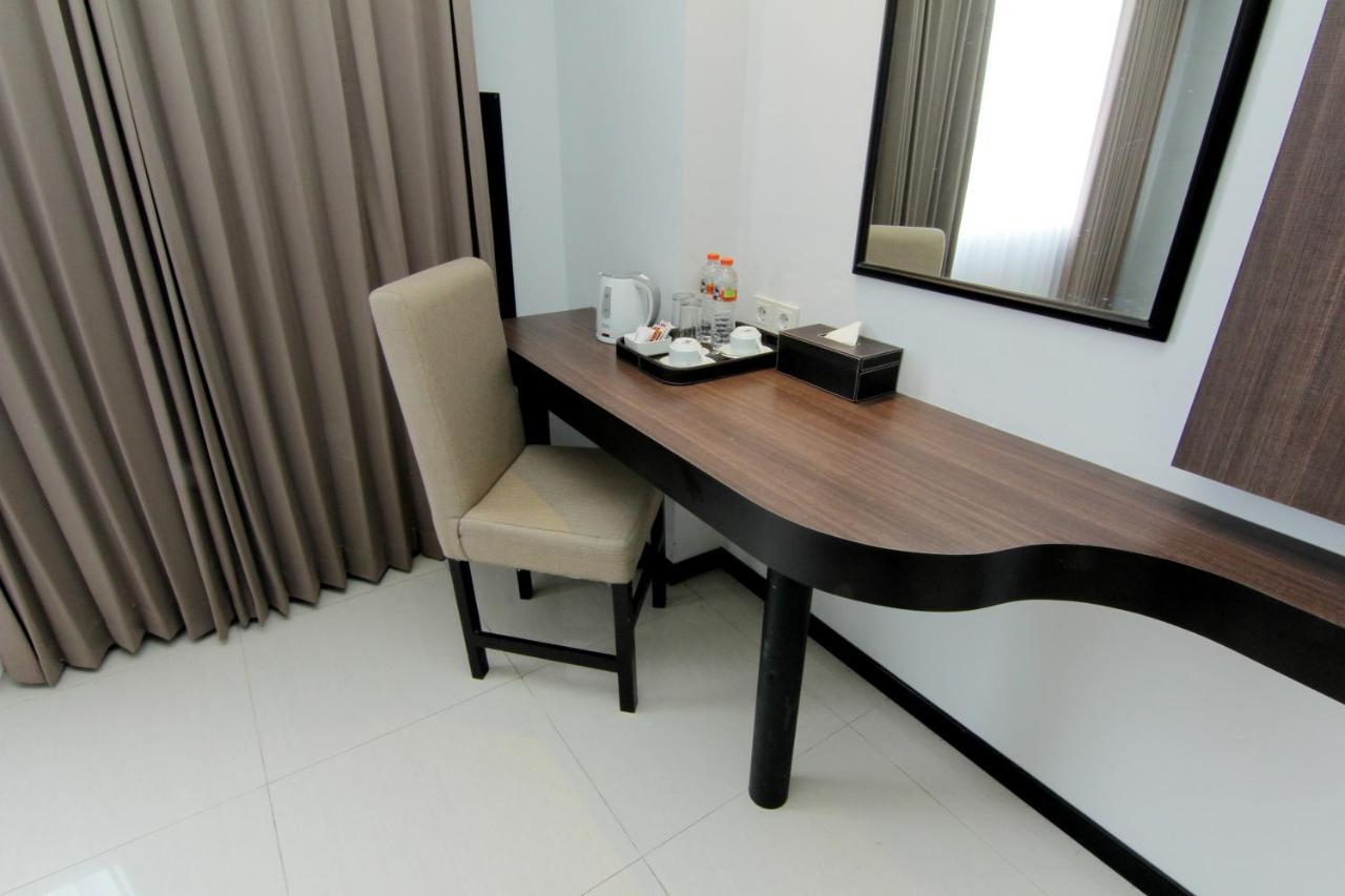 The Sun Hotel Madiun Buitenkant foto