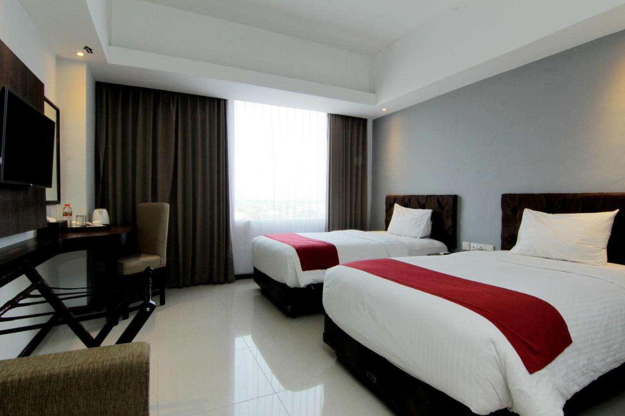 The Sun Hotel Madiun Buitenkant foto