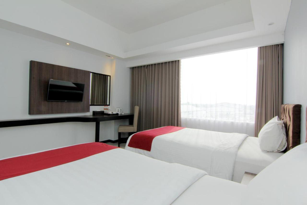 The Sun Hotel Madiun Buitenkant foto