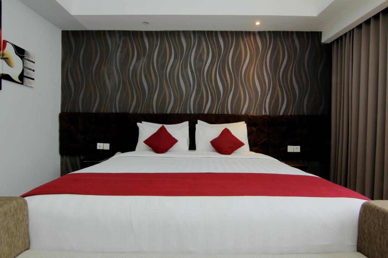 The Sun Hotel Madiun Buitenkant foto