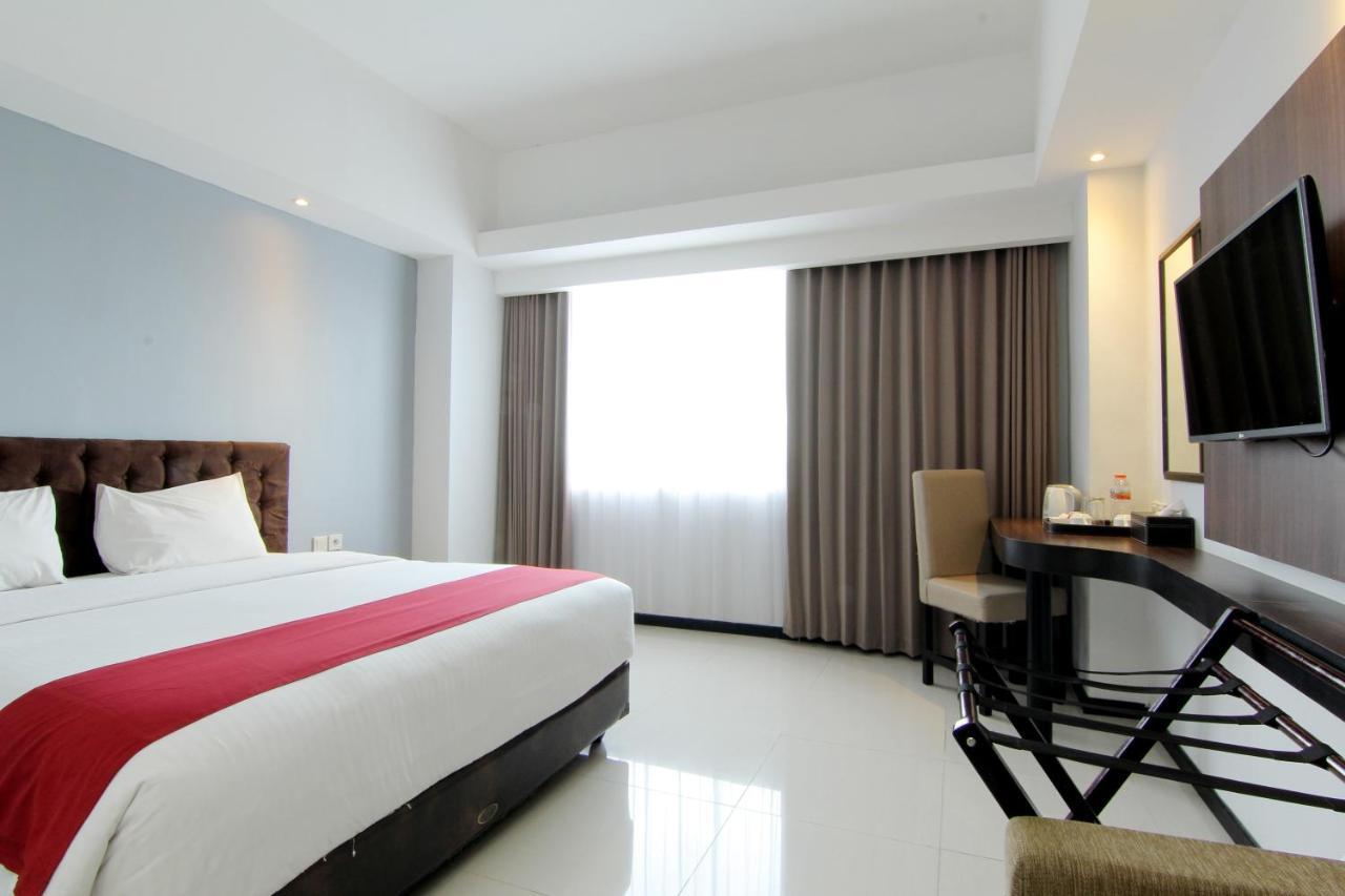 The Sun Hotel Madiun Buitenkant foto