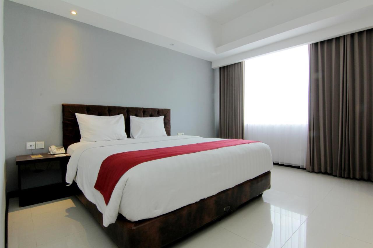 The Sun Hotel Madiun Buitenkant foto