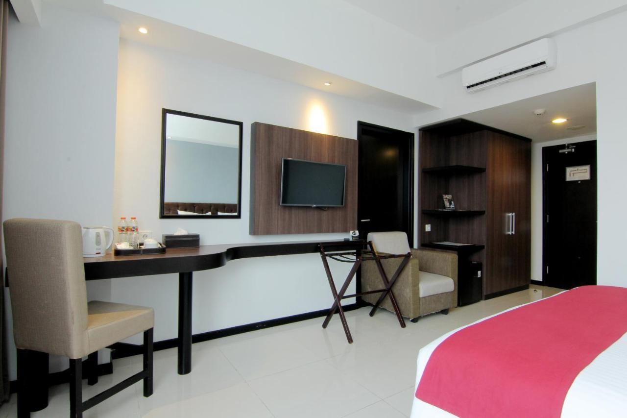 The Sun Hotel Madiun Buitenkant foto