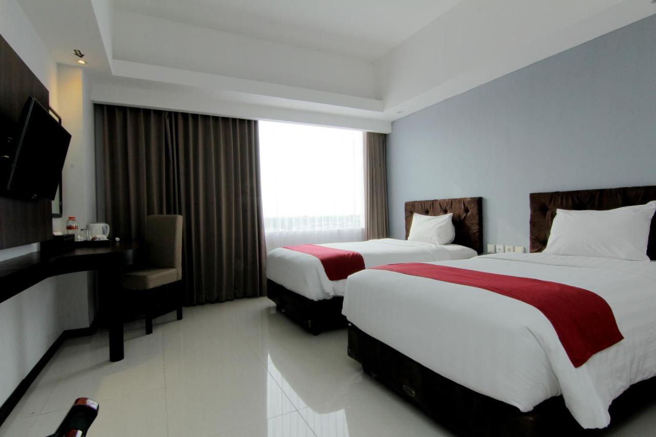 The Sun Hotel Madiun Buitenkant foto