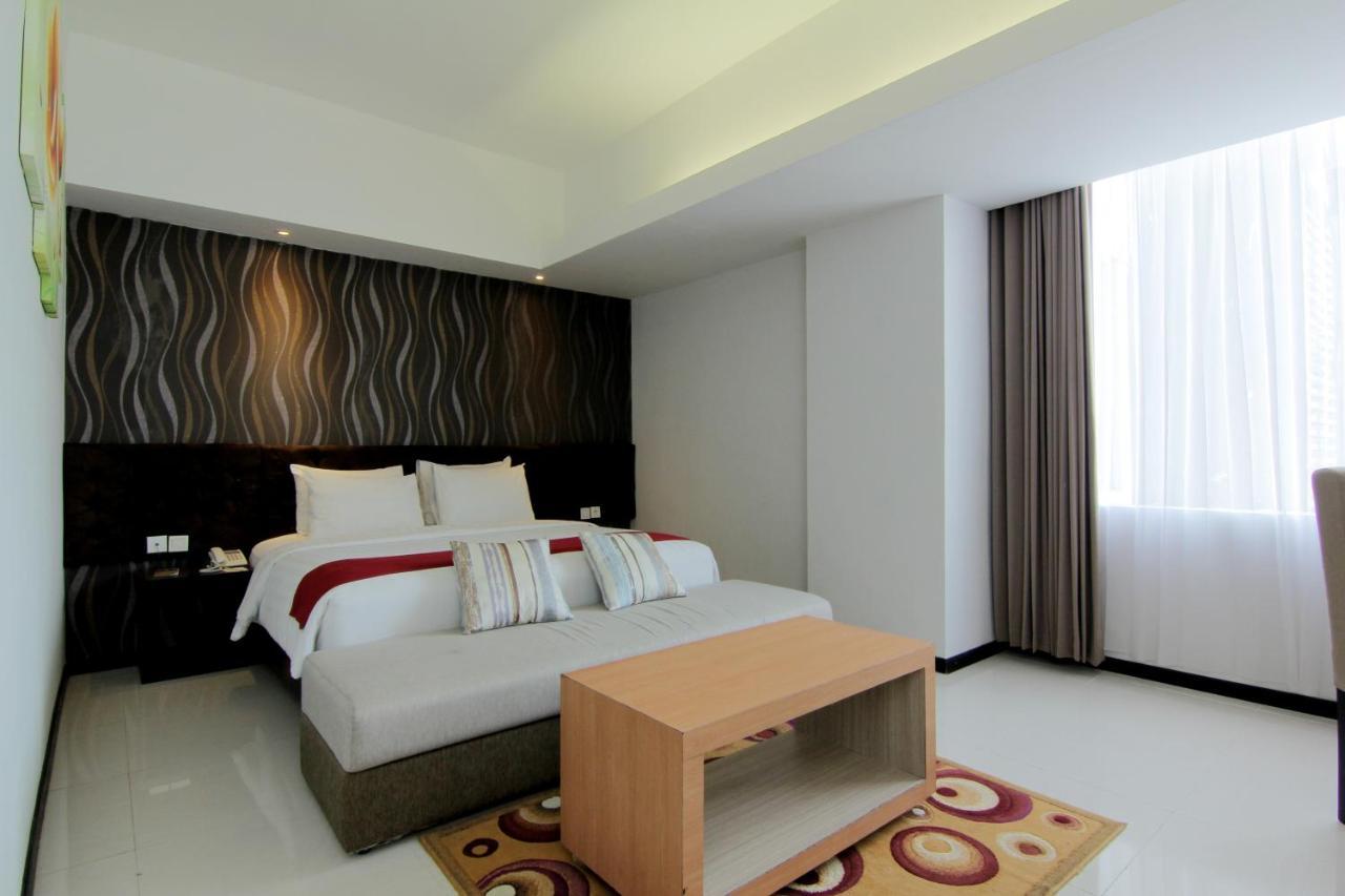 The Sun Hotel Madiun Buitenkant foto