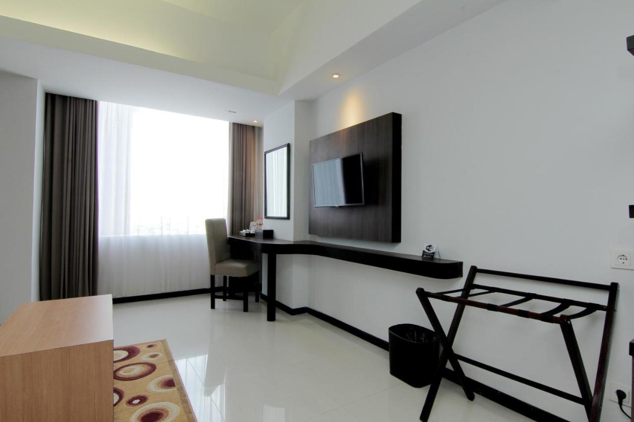 The Sun Hotel Madiun Buitenkant foto