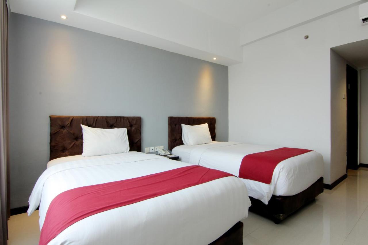 The Sun Hotel Madiun Buitenkant foto
