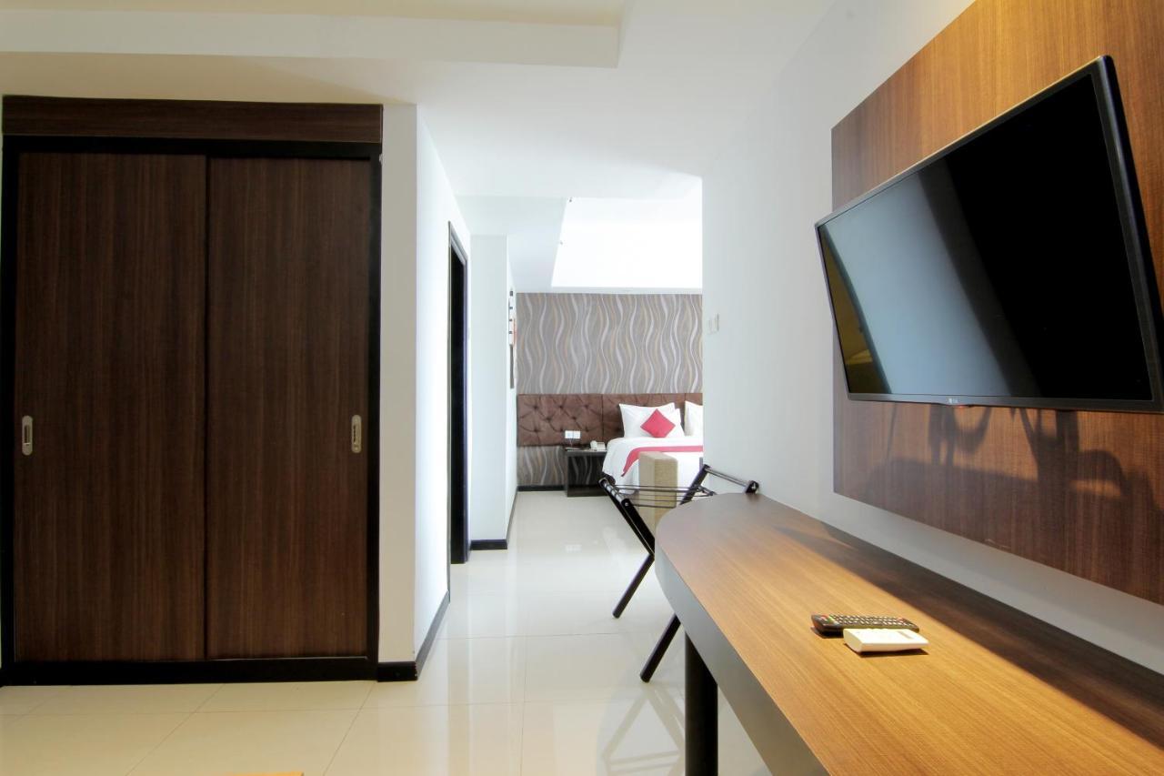 The Sun Hotel Madiun Buitenkant foto