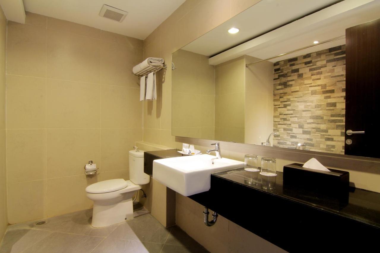 The Sun Hotel Madiun Buitenkant foto