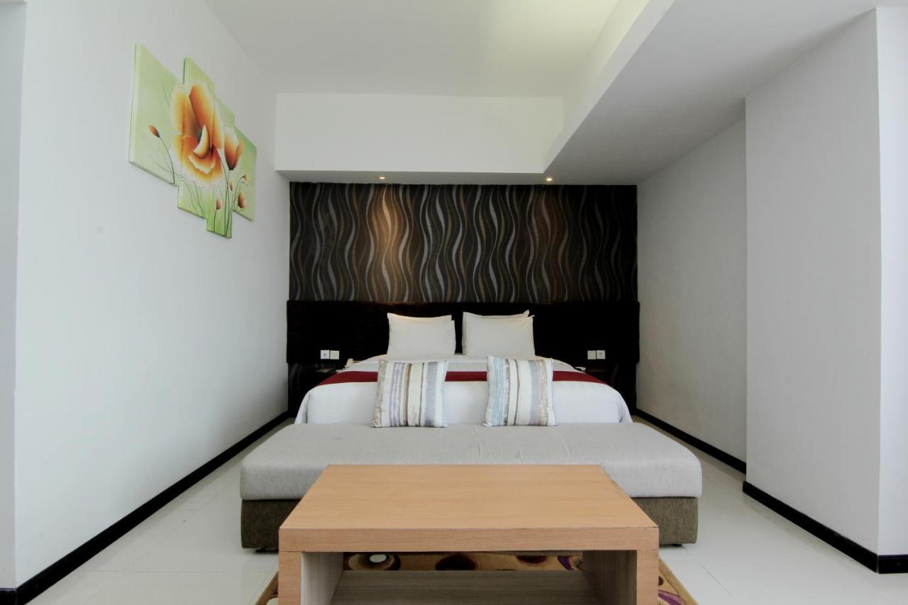 The Sun Hotel Madiun Buitenkant foto