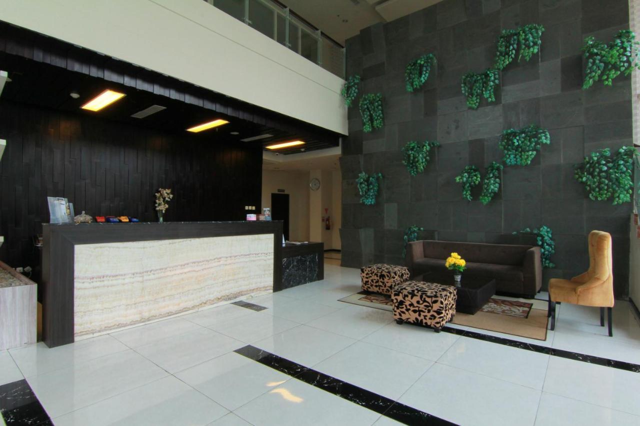 The Sun Hotel Madiun Buitenkant foto