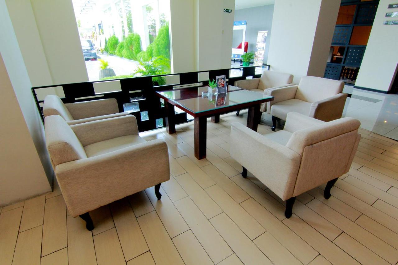 The Sun Hotel Madiun Buitenkant foto