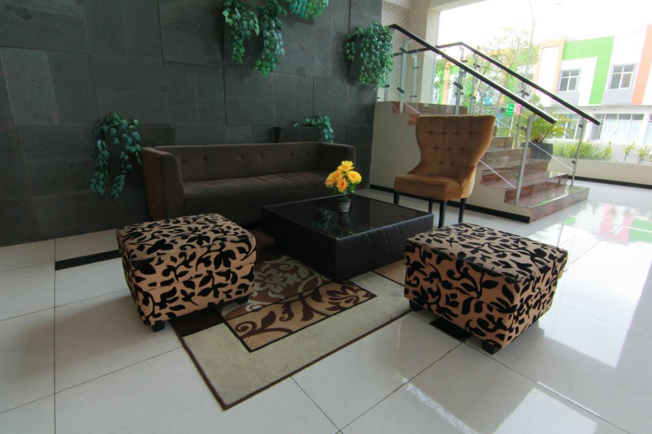 The Sun Hotel Madiun Buitenkant foto