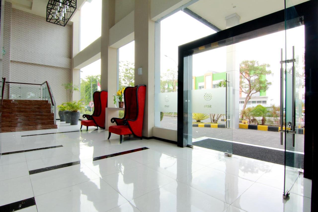 The Sun Hotel Madiun Buitenkant foto