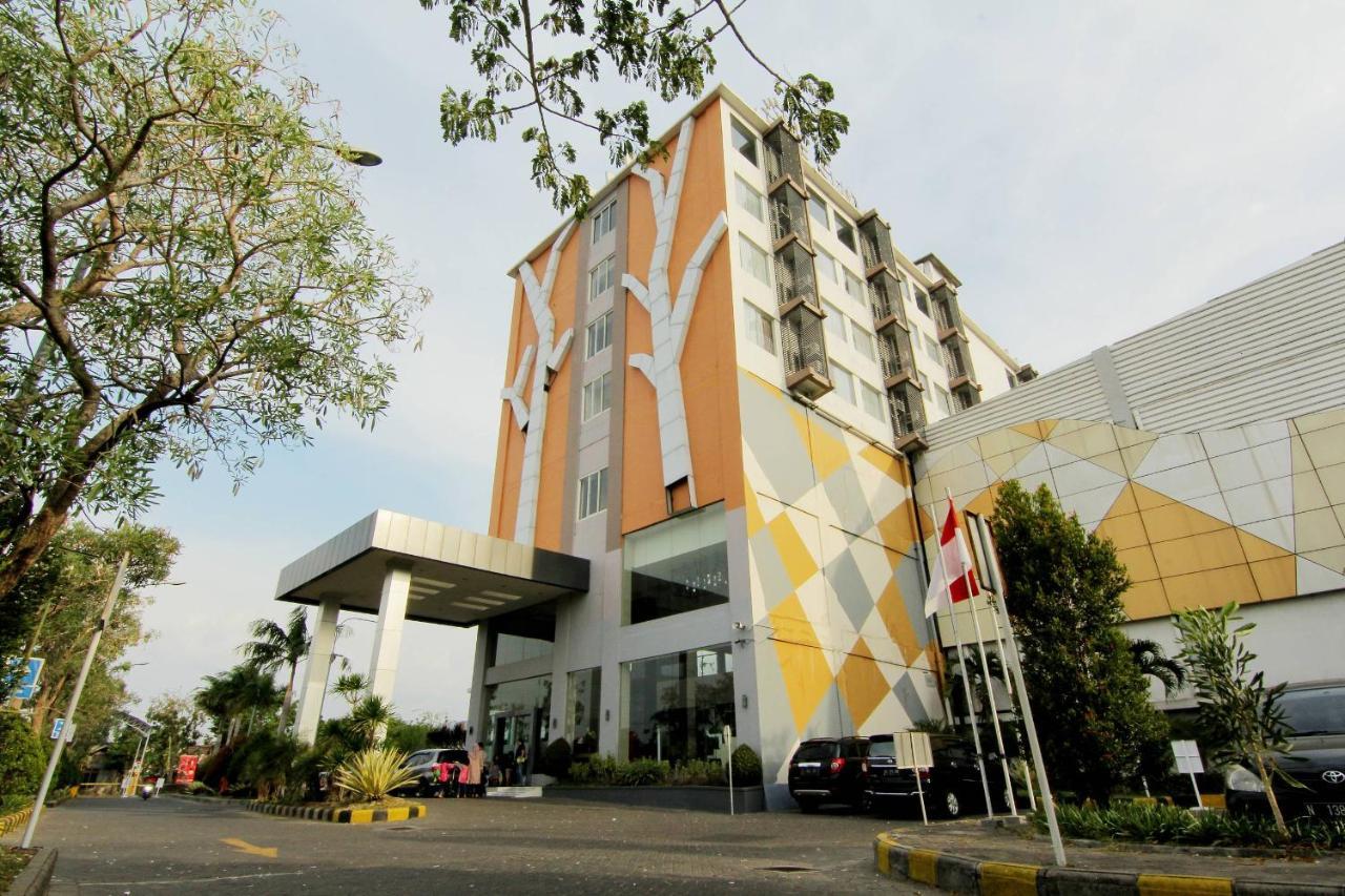 The Sun Hotel Madiun Buitenkant foto