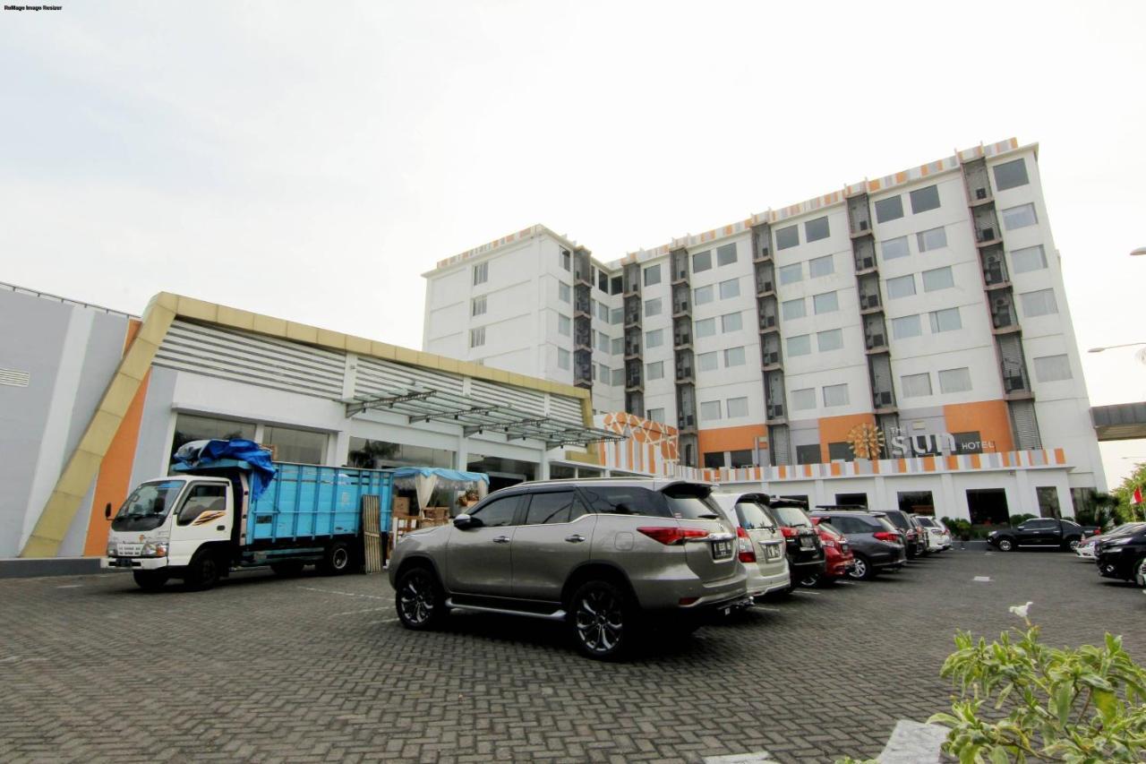 The Sun Hotel Madiun Buitenkant foto