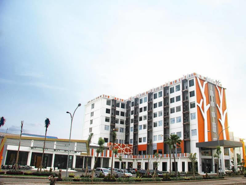 The Sun Hotel Madiun Buitenkant foto